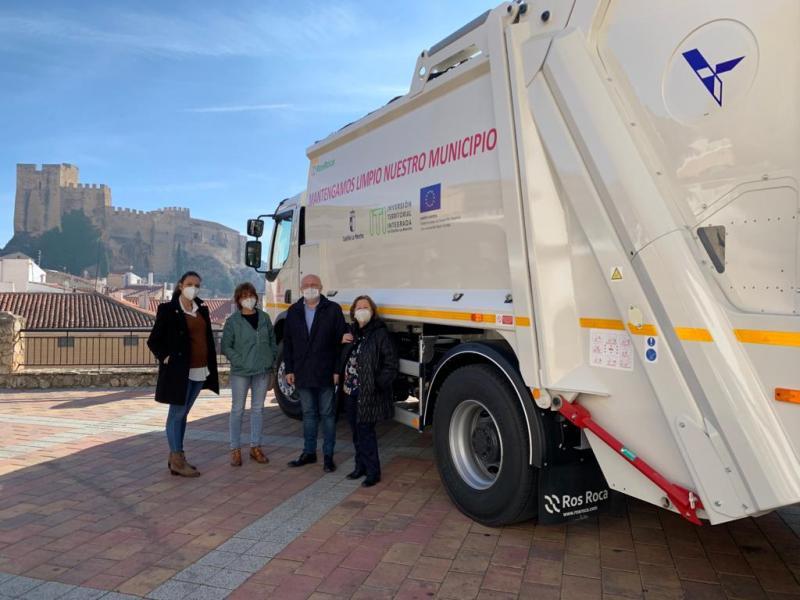 El delegado provincial de la Junta en Albacete, Pedro Antonio Ruiz Santos y la alcaldesa de Yeste, Cortes Buendía han visitado el camión de recogida de residuos aprobado gracias a la ITI