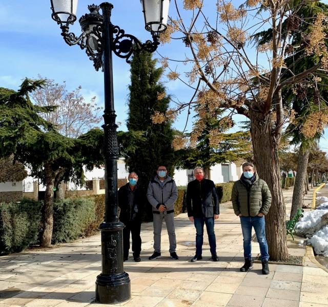 El delegado de la Junta, Pedro Antonio Ruiz Santos visitando el proyecto de alumbrado en La Herrera